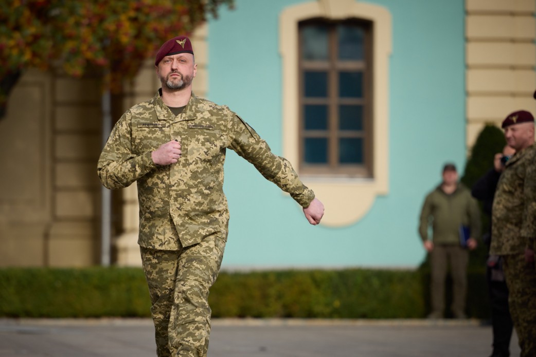 У День захисників і захисниць України Президент вручив ордени «Золота Зірка», відзнаки «Хрест бойових заслуг» і присвоїв почесні найменування військовим частинам