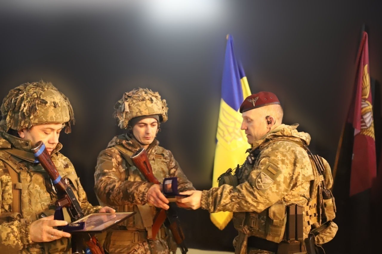 Командувач ДШВ ЗС України нагородив десантників, які щоденно знищують російських окупантів на одному з найбільш важливих напрямків