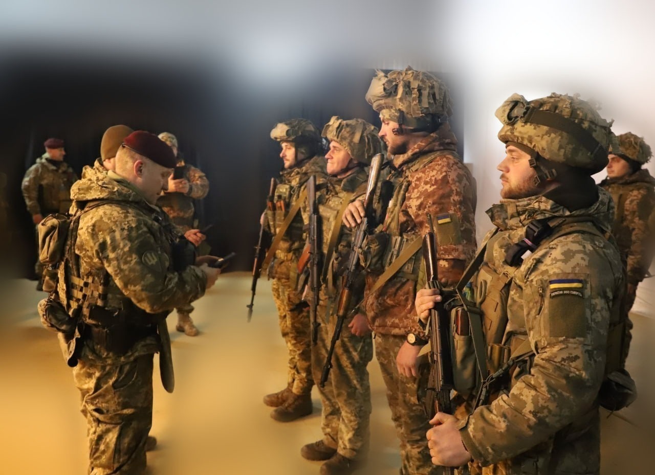 Командувач ДШВ ЗС України нагородив десантників, які щоденно знищують російських окупантів на одному з найбільш важливих напрямків
