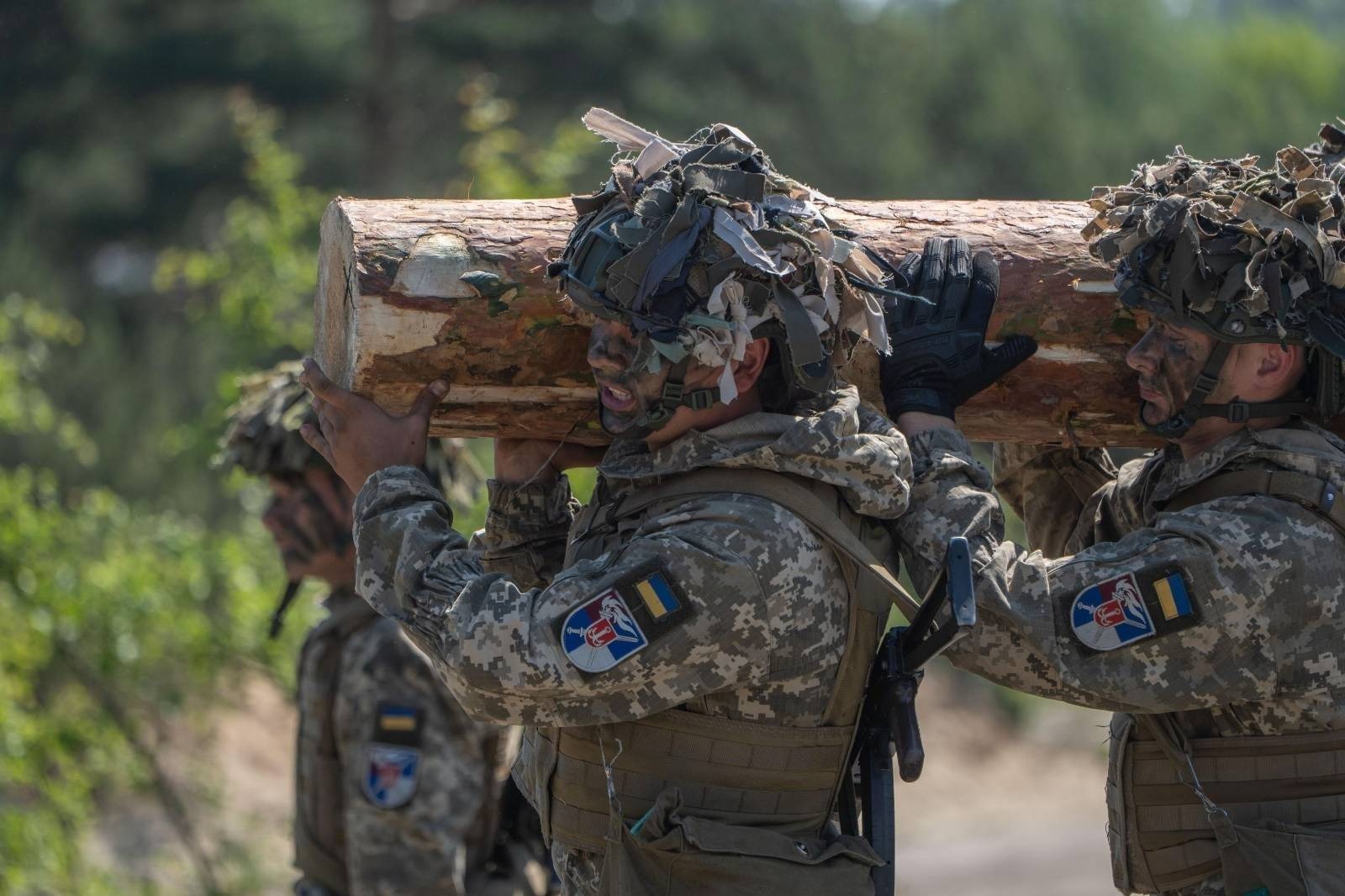 Майбутні офіцери-десантники пройшли випробування, склали “Клятву десантника” та отримали маруновий берет (фоторепортаж)