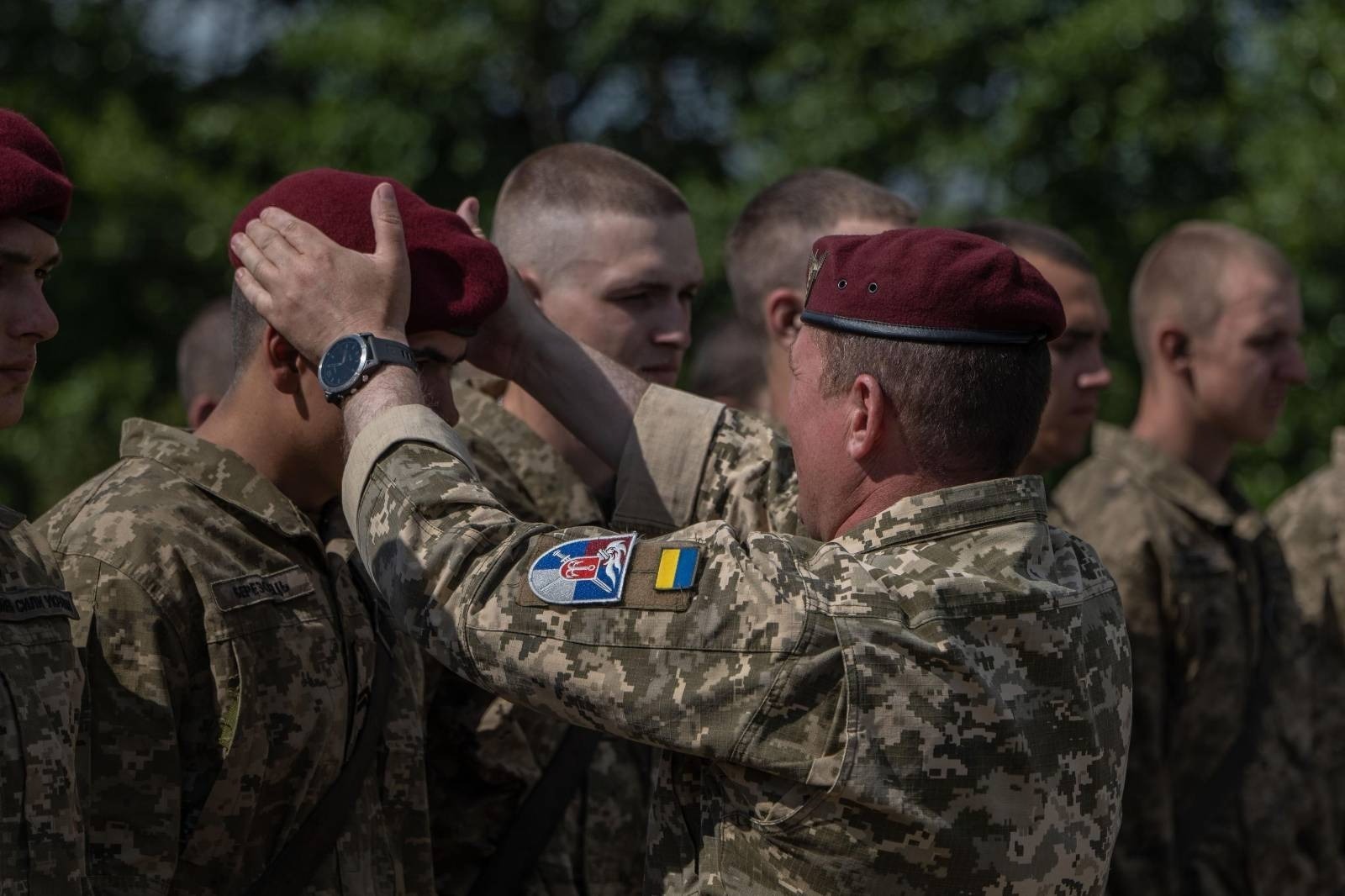Майбутні офіцери-десантники пройшли випробування, склали “Клятву десантника” та отримали маруновий берет (фоторепортаж)