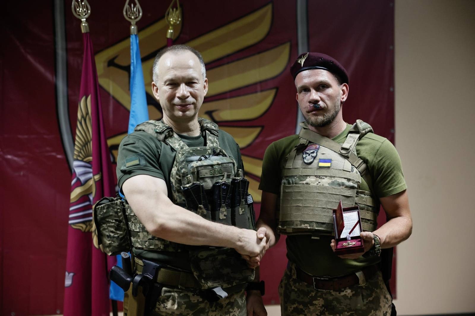 Командувач Східного угруповання військ вручив нагороди Житомирським десантникам