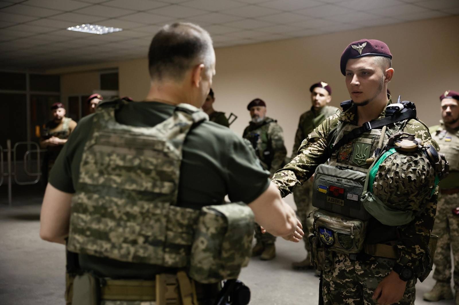 Командувач Східного угруповання військ вручив нагороди Житомирським десантникам