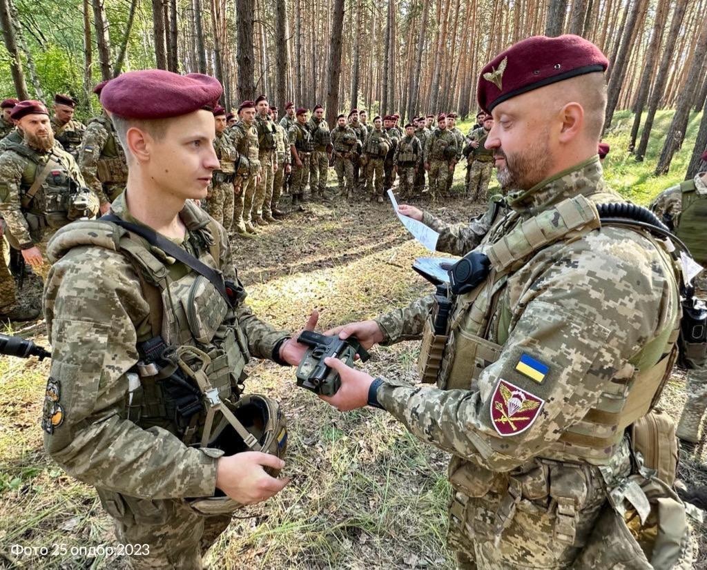 Січеславські десантники отримали Державні нагороди, відомчі відзнаки та іменну вогнепальну зброю