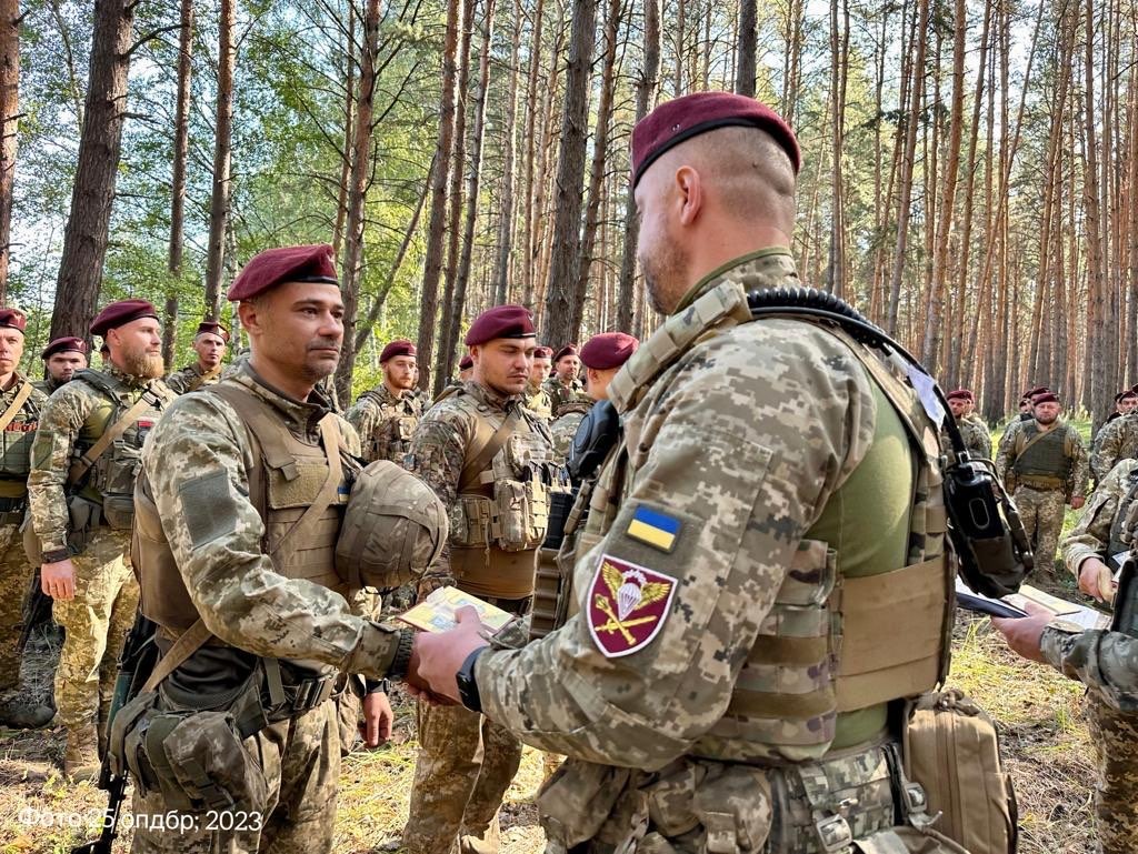 Січеславські десантники отримали Державні нагороди, відомчі відзнаки та іменну вогнепальну зброю