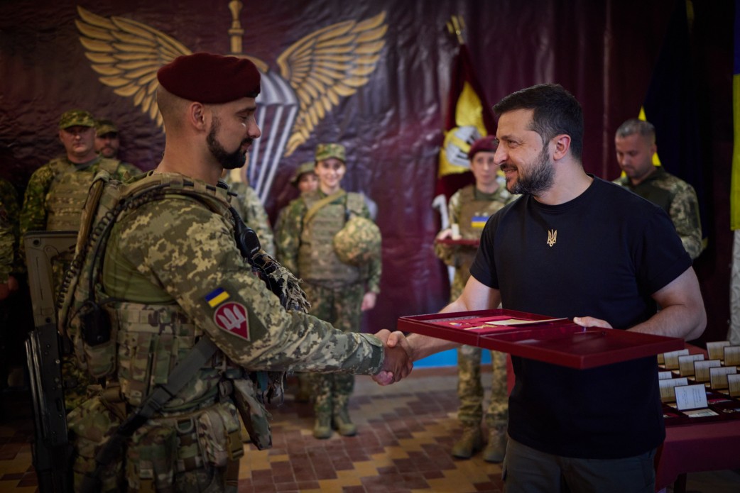 Володимир Зеленський відвідав бойові бригади, які беруть участь у відбитті російської агресії на Запорізькому напрямку