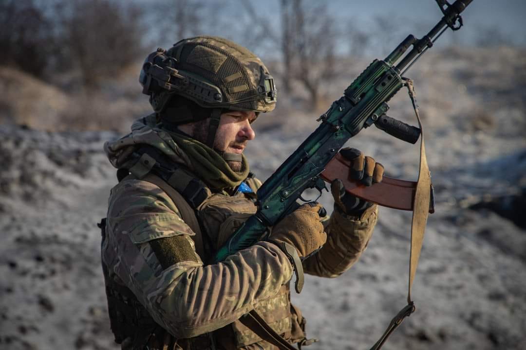 За мирного життя — чудова нагода вигуляти дітвору на ковзанку і насолоджуватися сонячною та морозною дниною.