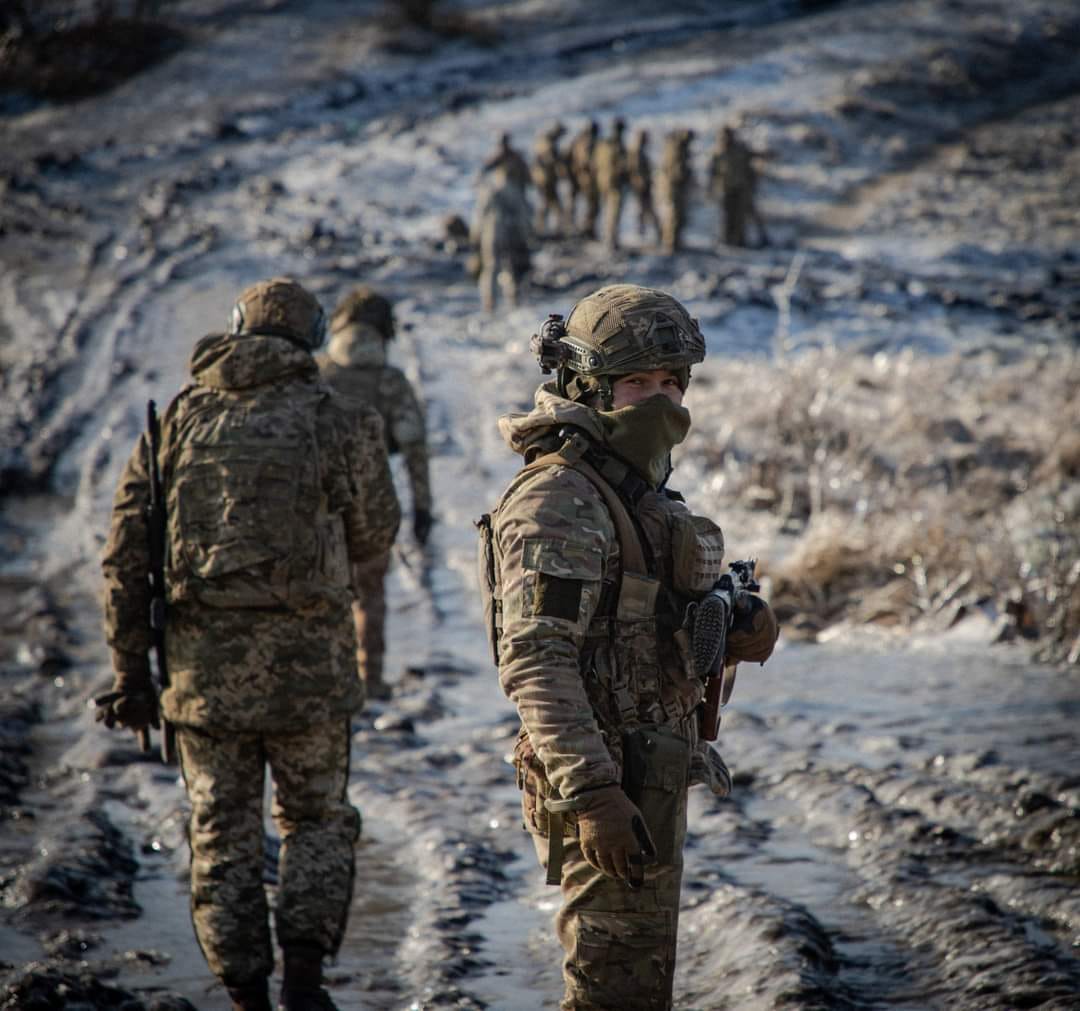 За мирного життя — чудова нагода вигуляти дітвору на ковзанку і насолоджуватися сонячною та морозною дниною.