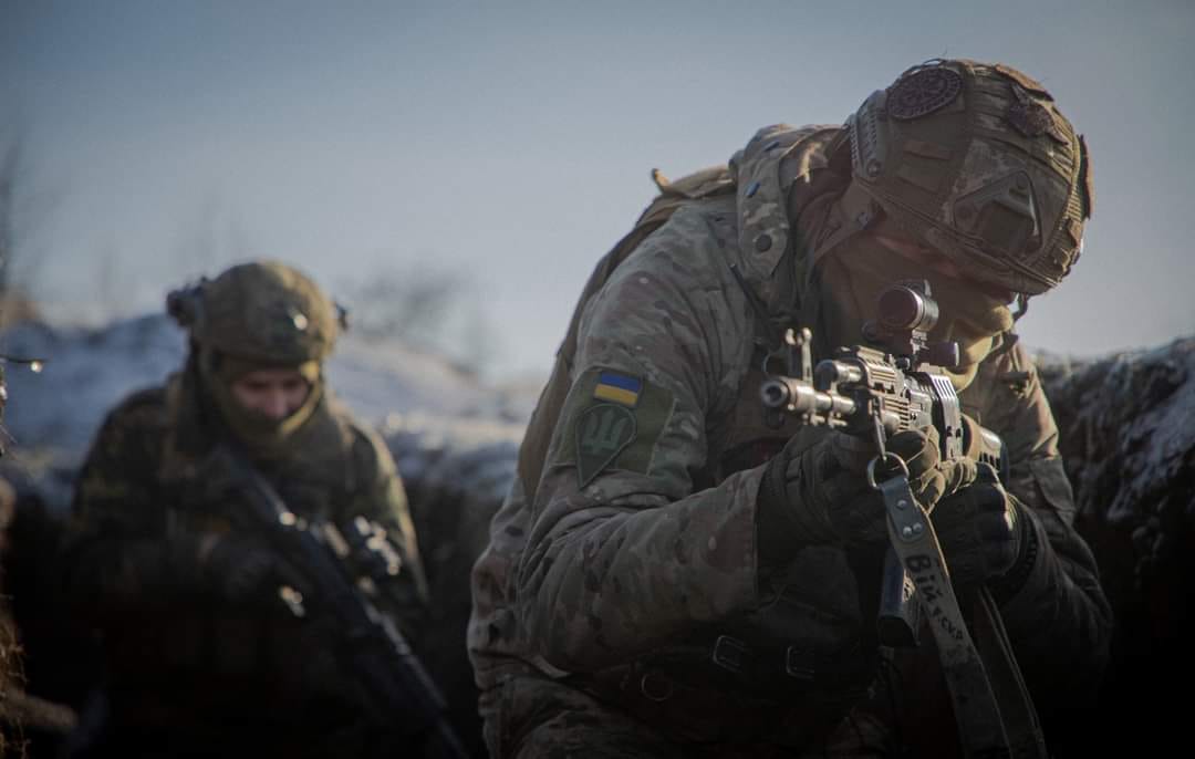 За мирного життя — чудова нагода вигуляти дітвору на ковзанку і насолоджуватися сонячною та морозною дниною.