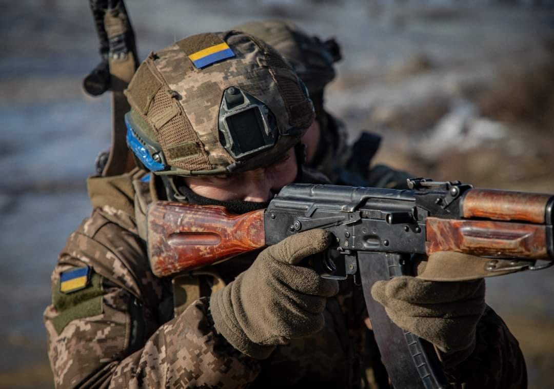 За мирного життя — чудова нагода вигуляти дітвору на ковзанку і насолоджуватися сонячною та морозною дниною.