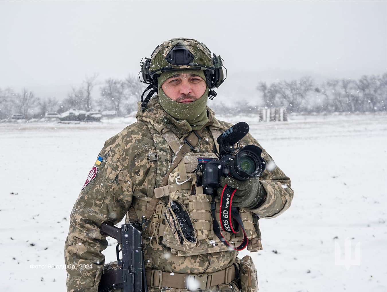 Разом з автоматом він носить фотокамеру, а в розгрузці поряд з патронами – акумулятори та об’єктиви. Його війна на інформаційному фронті.