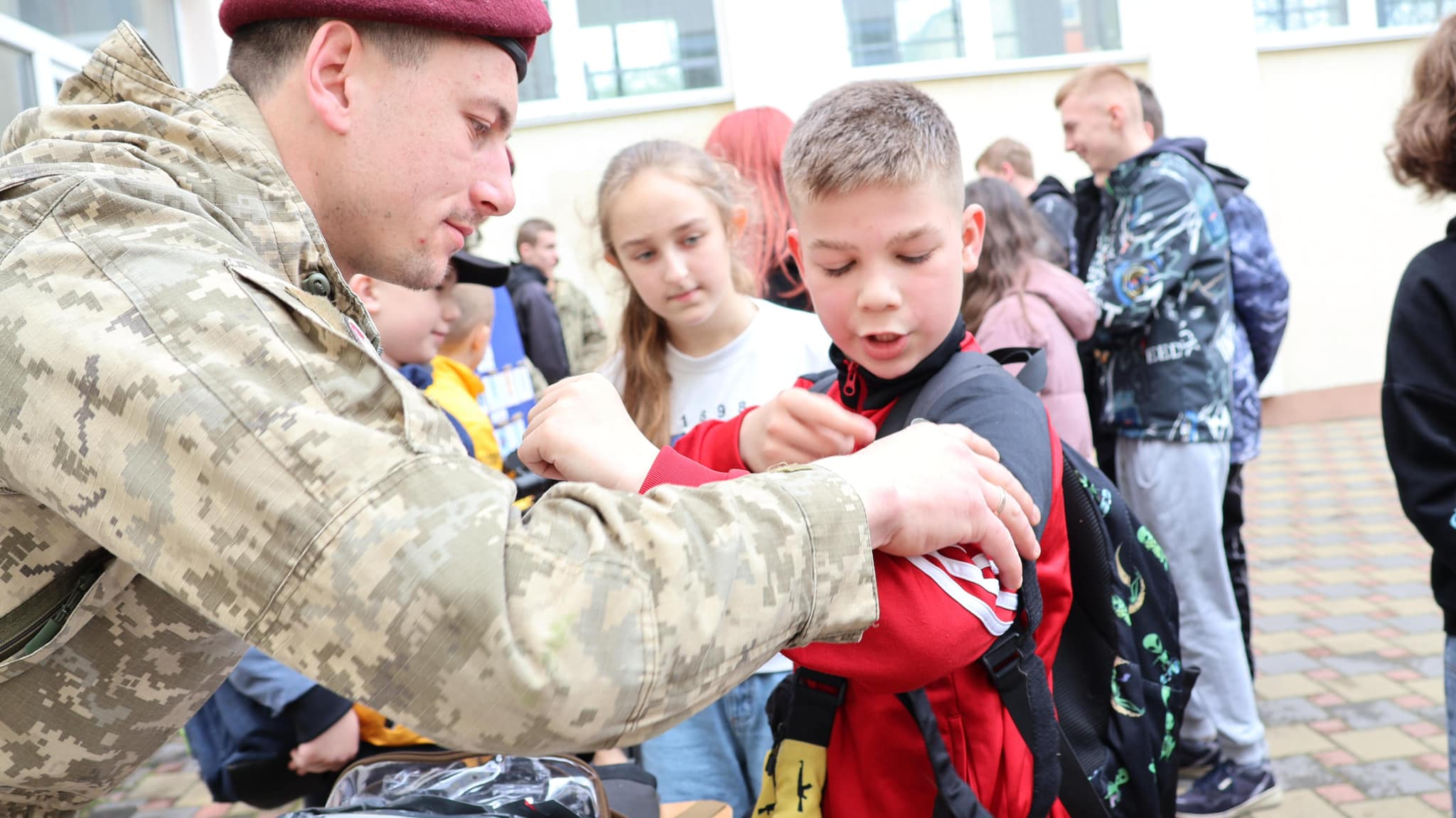 Десантники 199 навчального центру ДШВ ЗСУ відвідали 17 ліцей міста Житомир (Фоторепортаж)