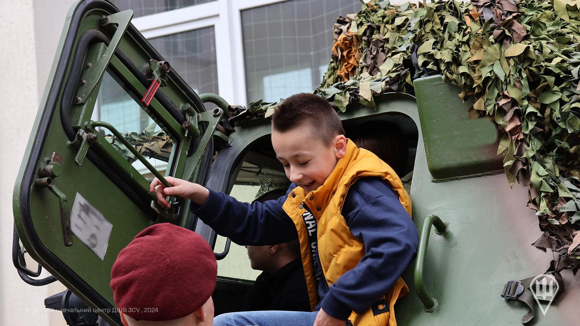 Десантники 199 навчального центру ДШВ ЗСУ відвідали 17 ліцей міста Житомир (Фоторепортаж)