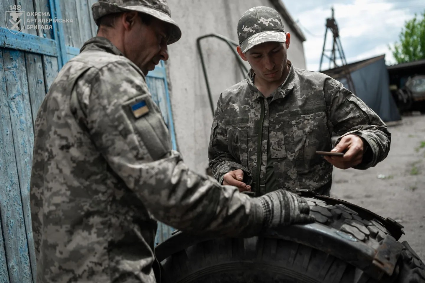 “Підписав контракт і пішов служити за своєю цивільною спеціальністю”: історії тих, хто лагодить техніку (фоторепортаж)