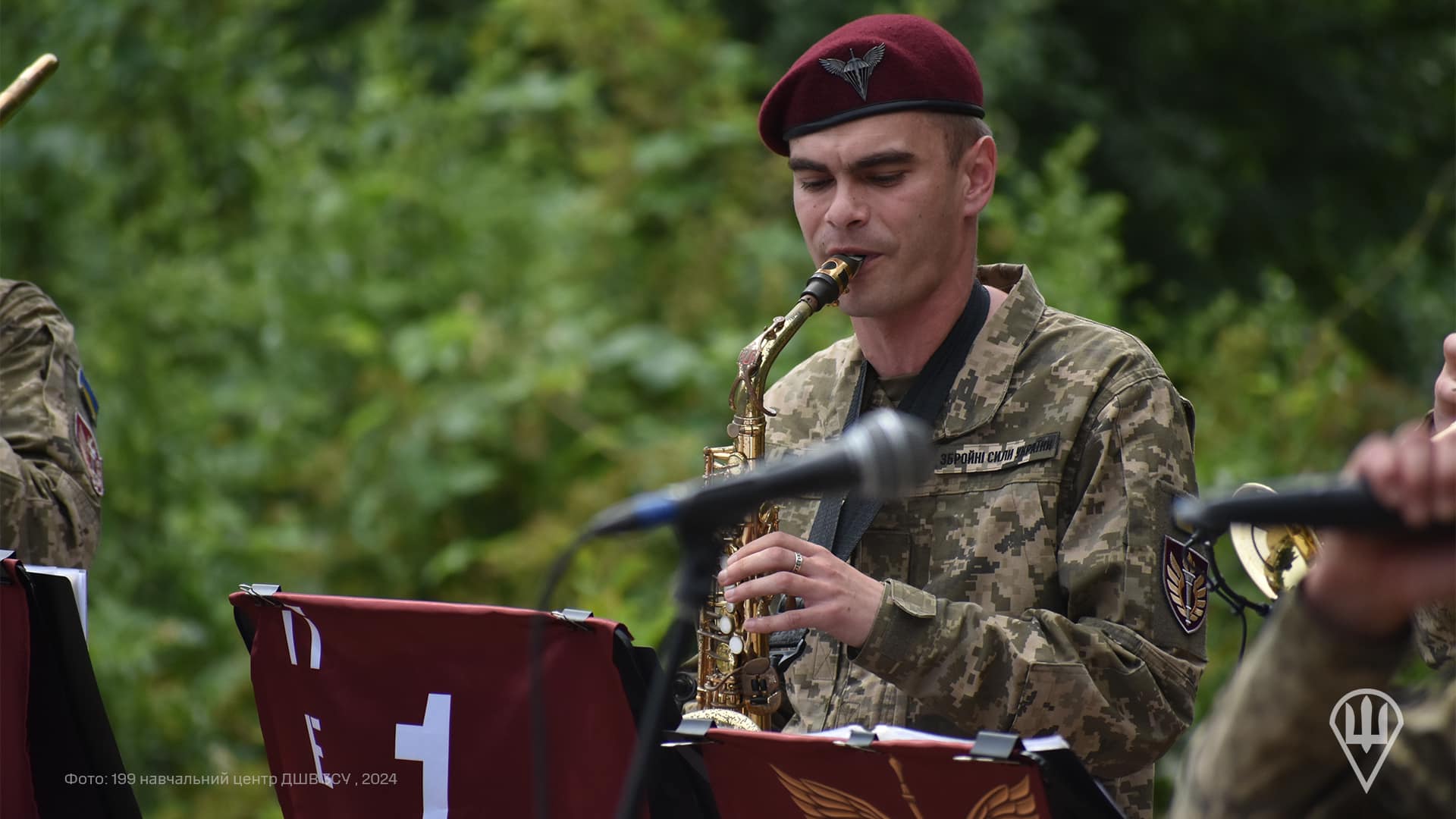 Святковий концерт для мешканців Житомира подарував військовий оркестр 199 навчального центру ДШВ ЗС України (фоторепортаж)