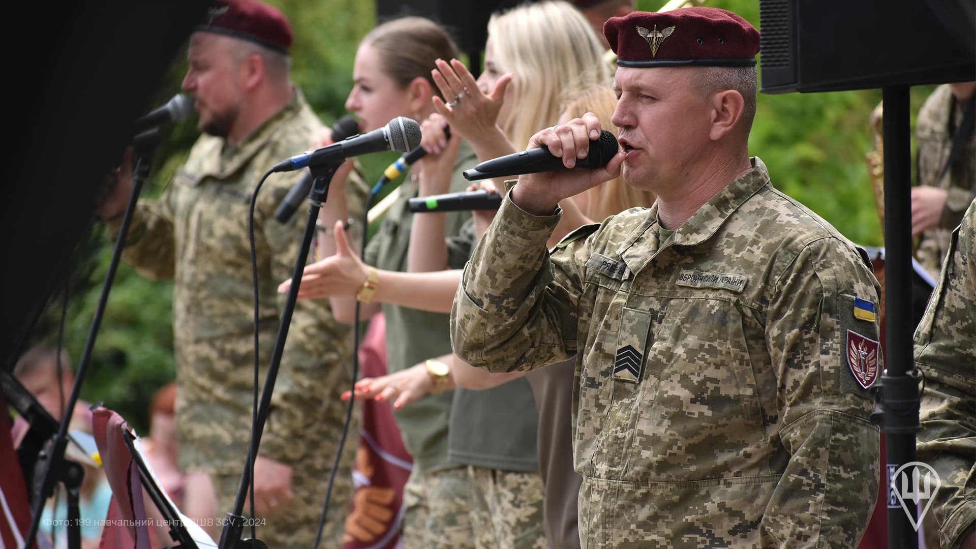 Святковий концерт для мешканців Житомира подарував військовий оркестр 199 навчального центру ДШВ ЗС України (фоторепортаж)
