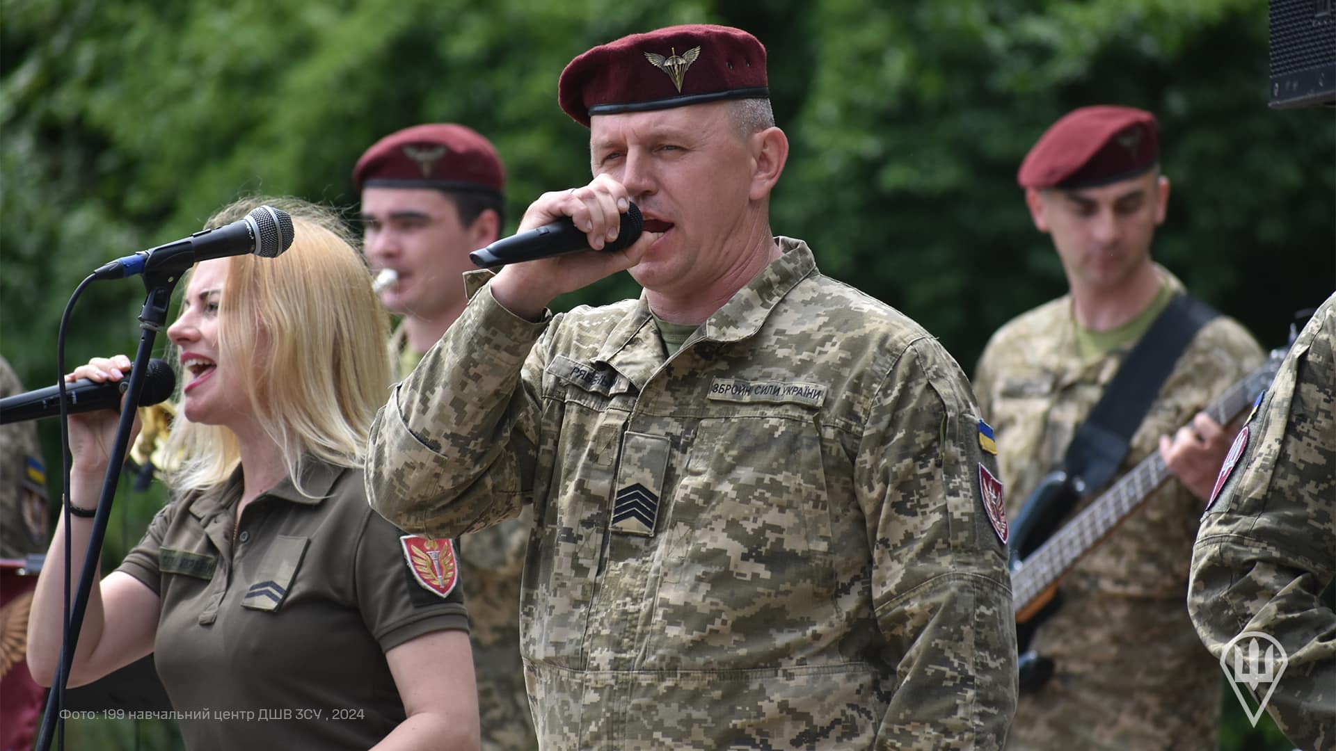 Святковий концерт для мешканців Житомира подарував військовий оркестр 199 навчального центру ДШВ ЗС України (фоторепортаж)