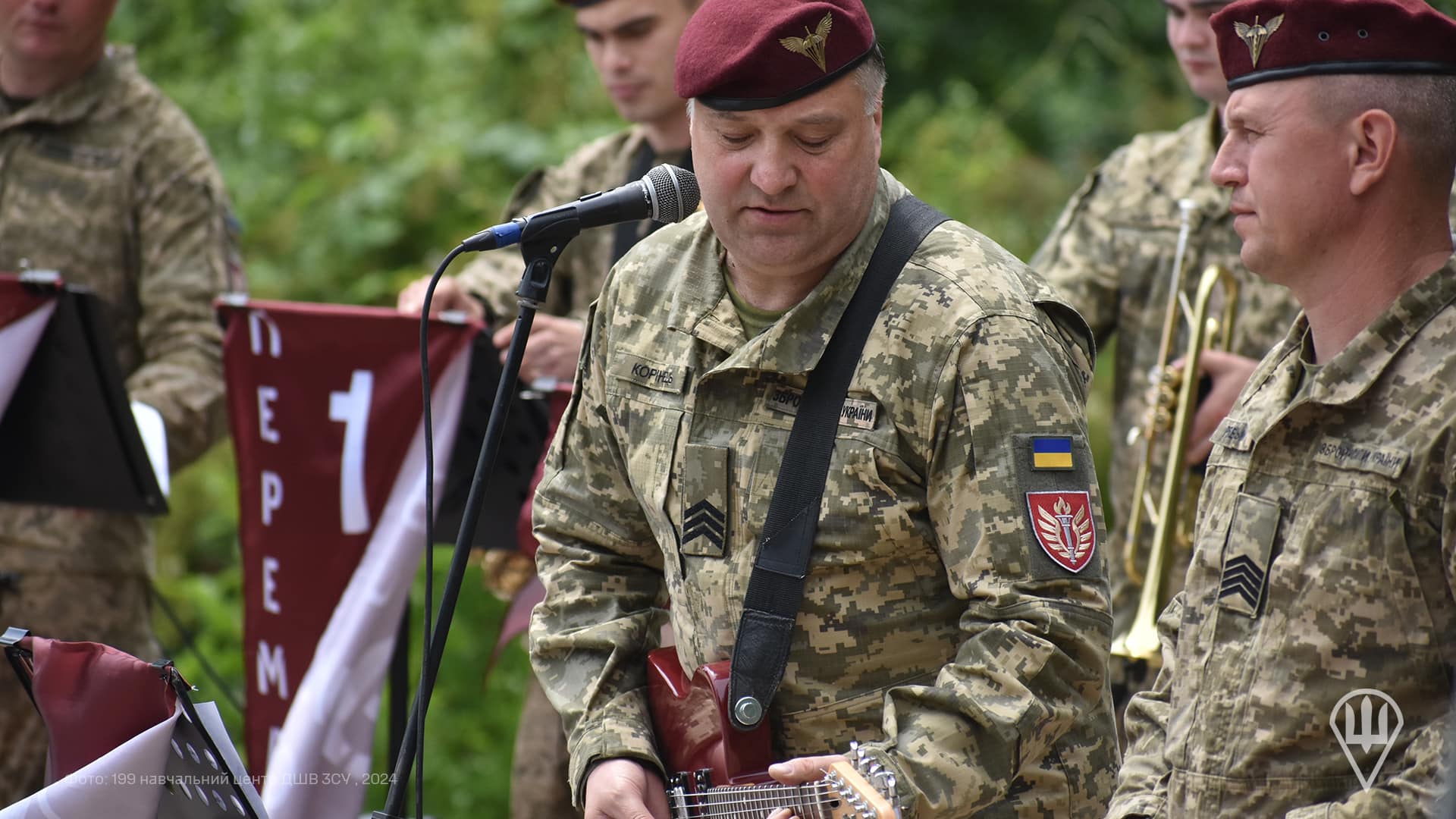Святковий концерт для мешканців Житомира подарував військовий оркестр 199 навчального центру ДШВ ЗС України (фоторепортаж)