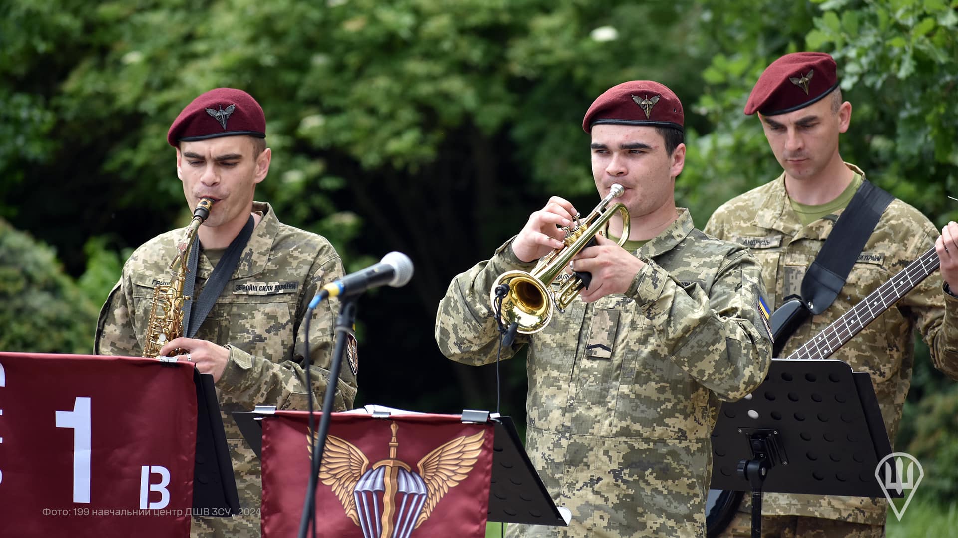 Святковий концерт для мешканців Житомира подарував військовий оркестр 199 навчального центру ДШВ ЗС України (фоторепортаж)