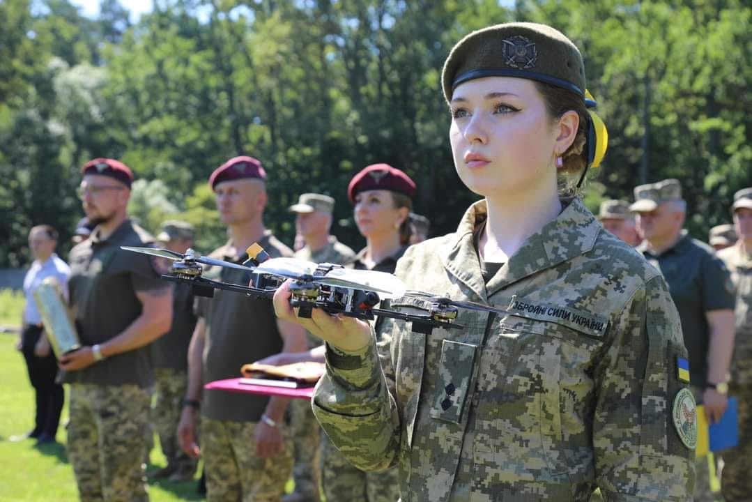 Випускники ЖВІ імені С.П. Корольова передали два квадрокоптери 95-й бригаді ДШВ ЗС України