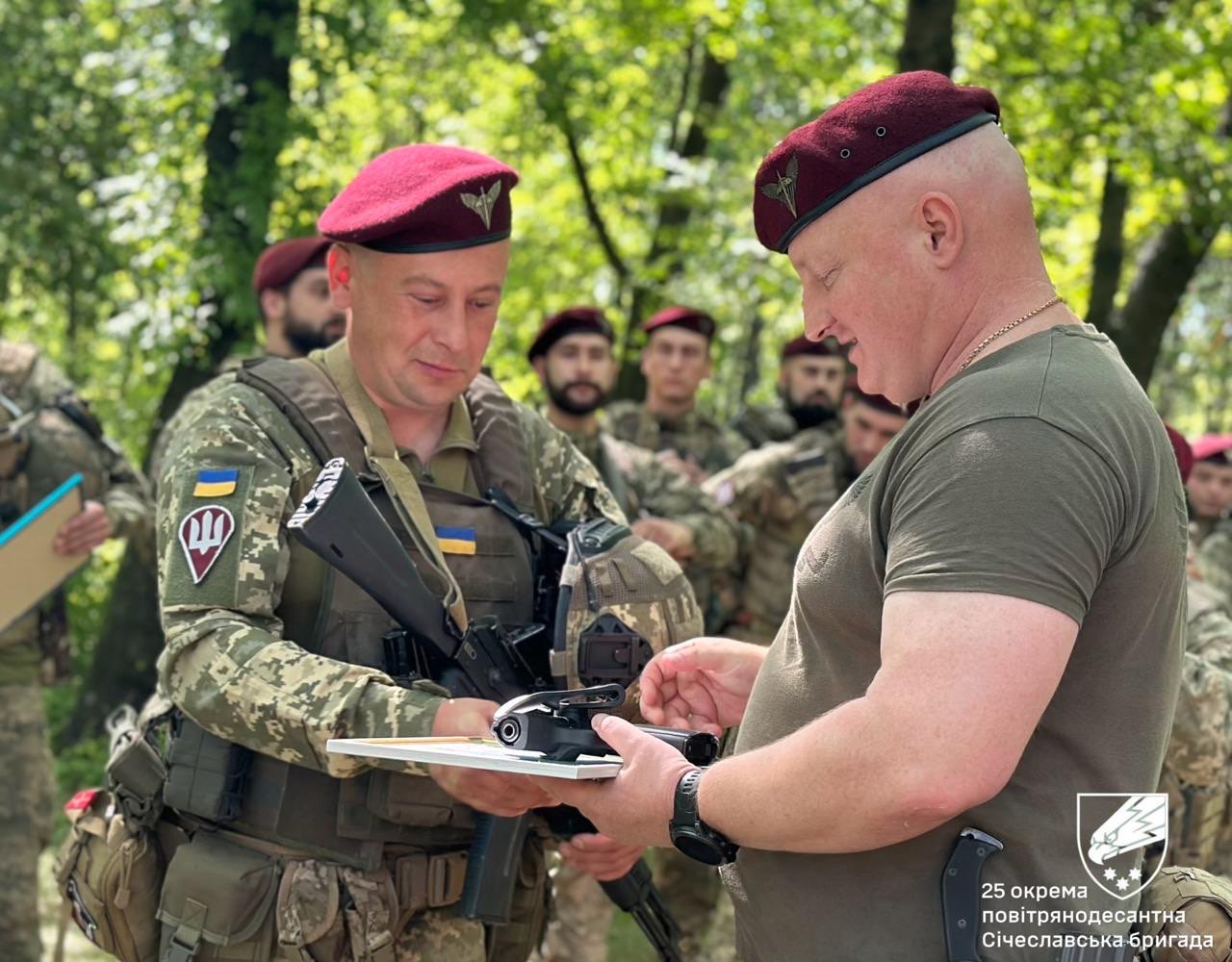 Командувач ДШВ ЗС України  бригадний генерал Ігор Скибюк  нагородив Січеславських десантників