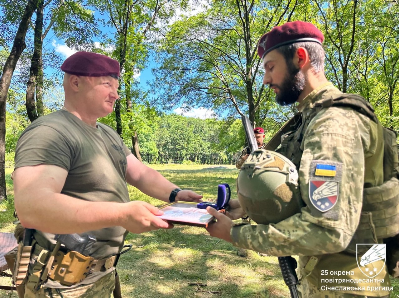 Командувач ДШВ ЗС України  бригадний генерал Ігор Скибюк  нагородив Січеславських десантників