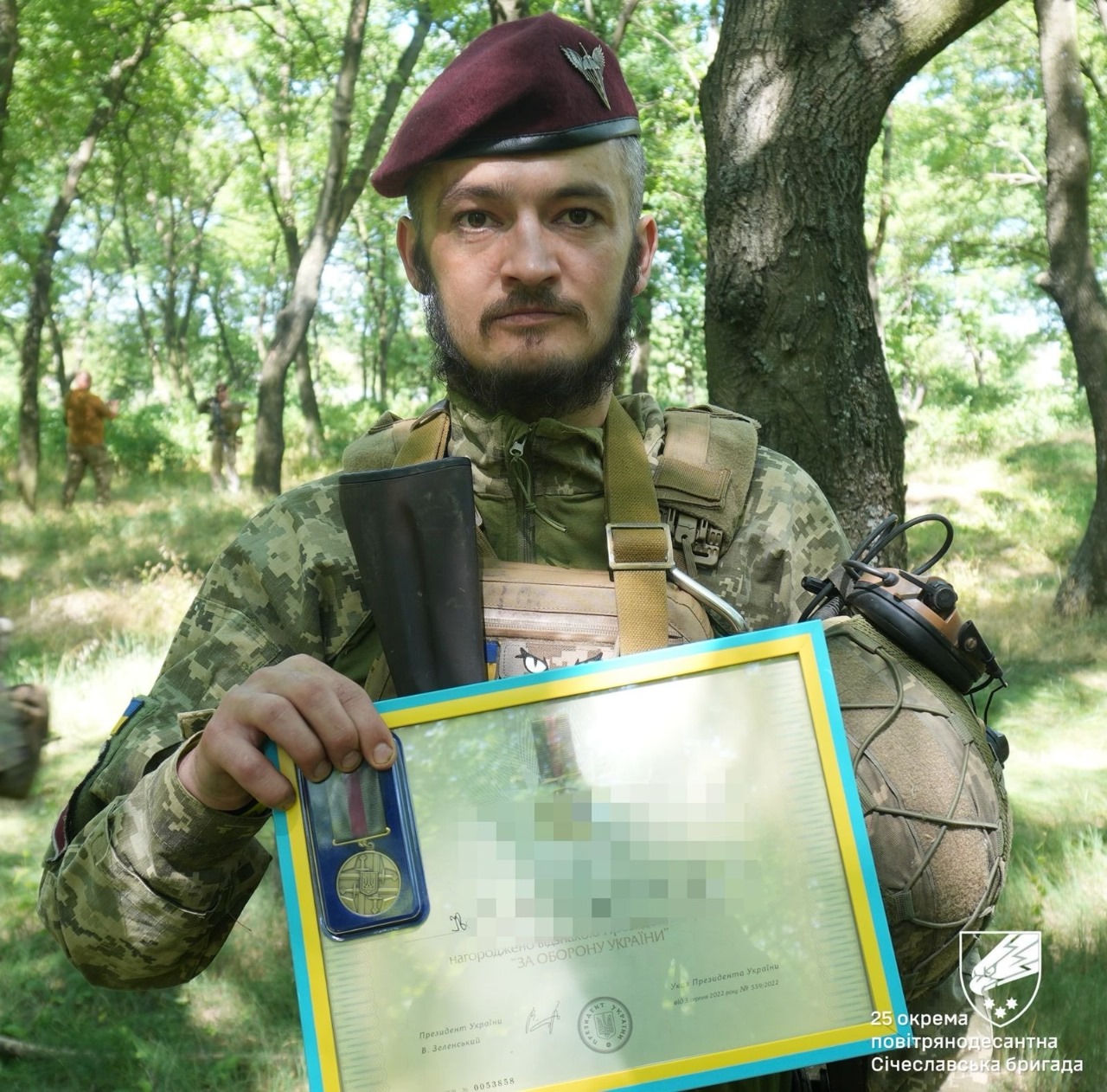 Командувач ДШВ ЗС України  бригадний генерал Ігор Скибюк  нагородив Січеславських десантників