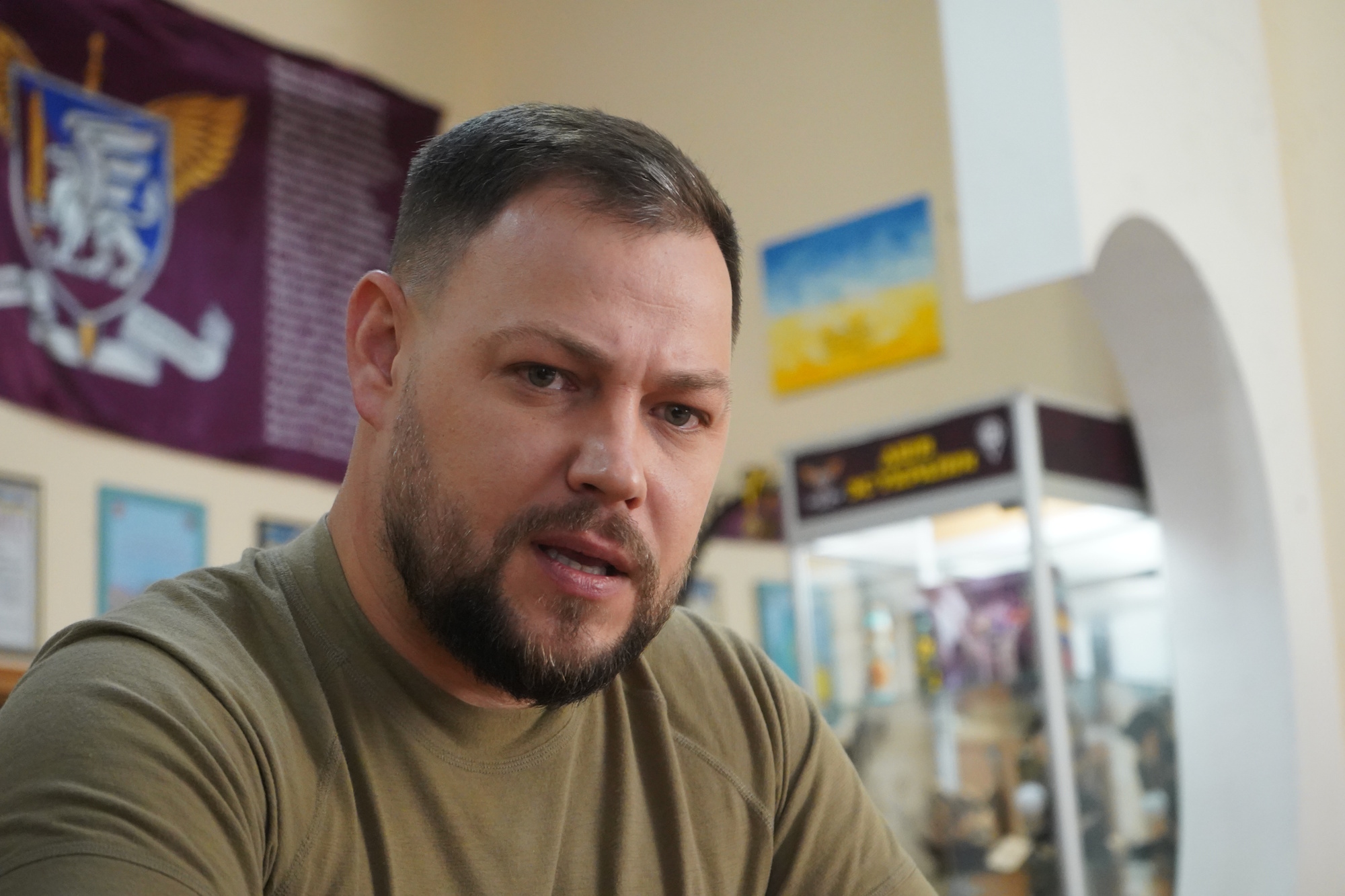Віктор Довгаль під час інтерв'ю 