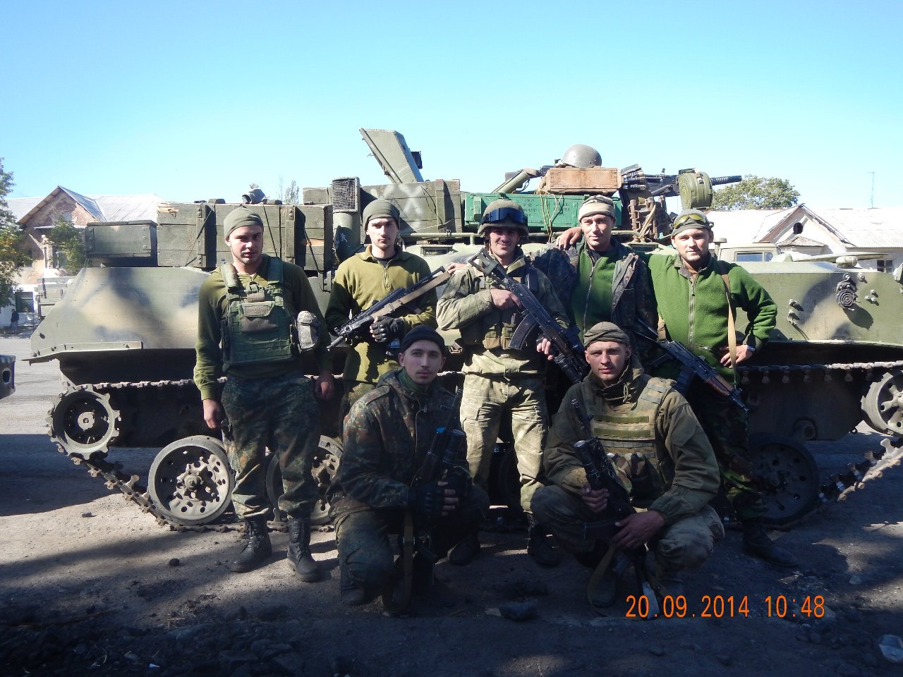 Дмитро Волошин у вересні 2014 року в н.п. Комунар разом зі своїми солдатами