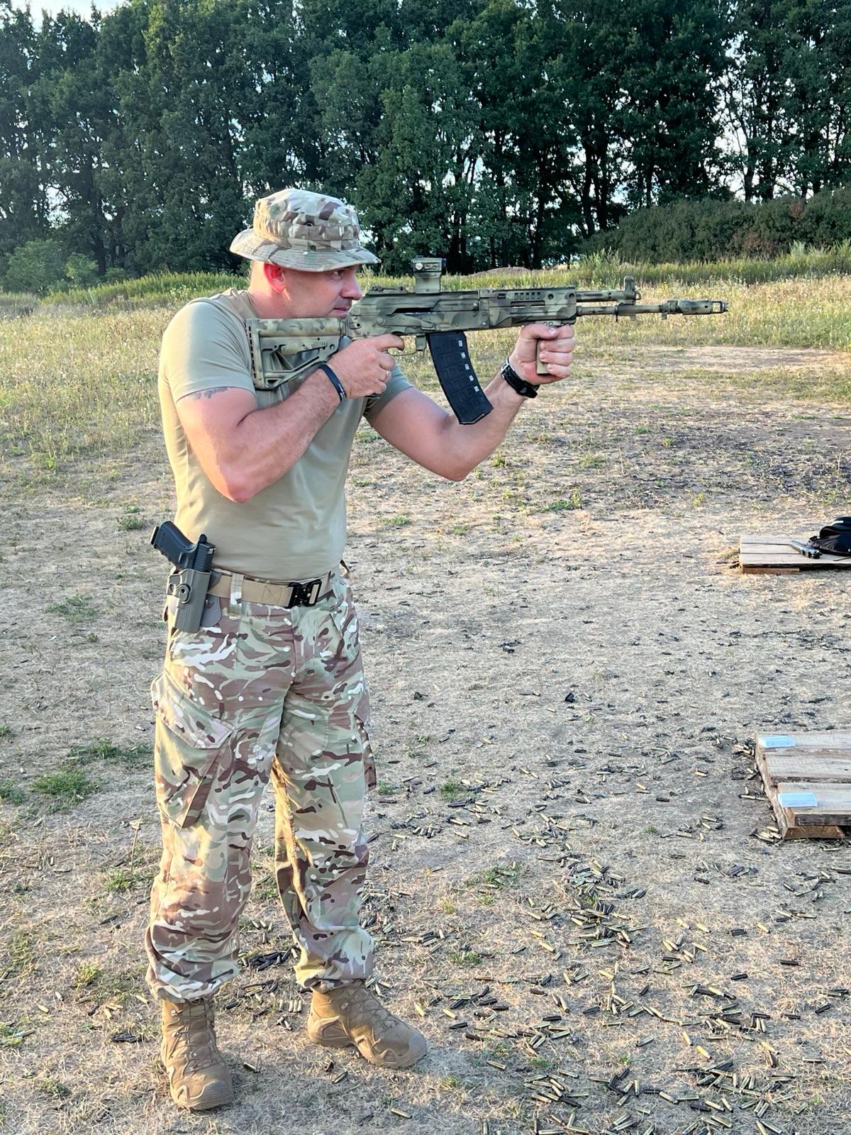 Дмитро Волошин на полігоні з трофейним АК-12. Фото з архіву Волошина