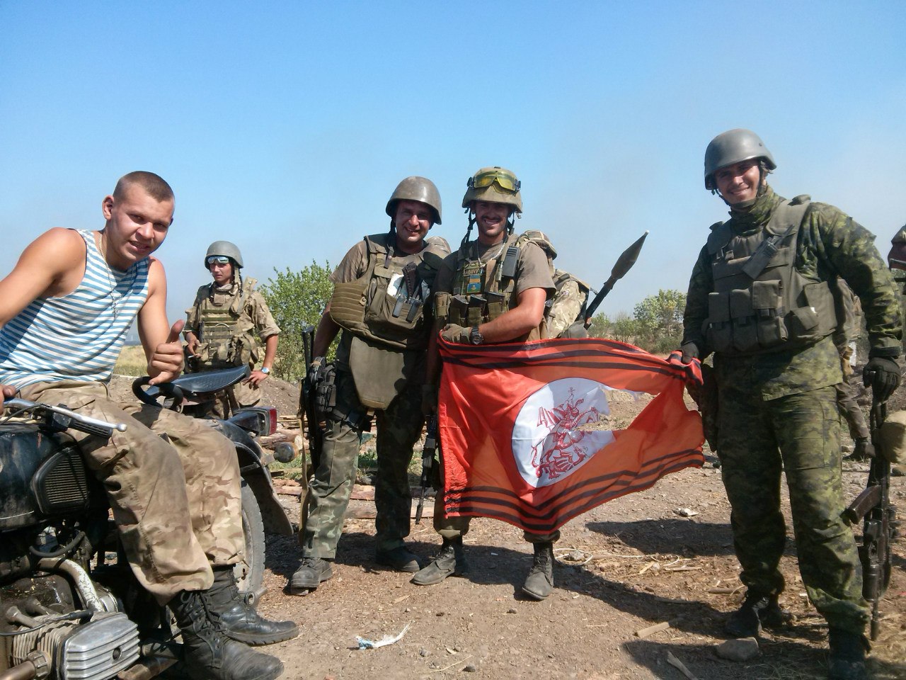 Дмитро Волошин з побратимами під час боїв за Жданівку, 2014 рік