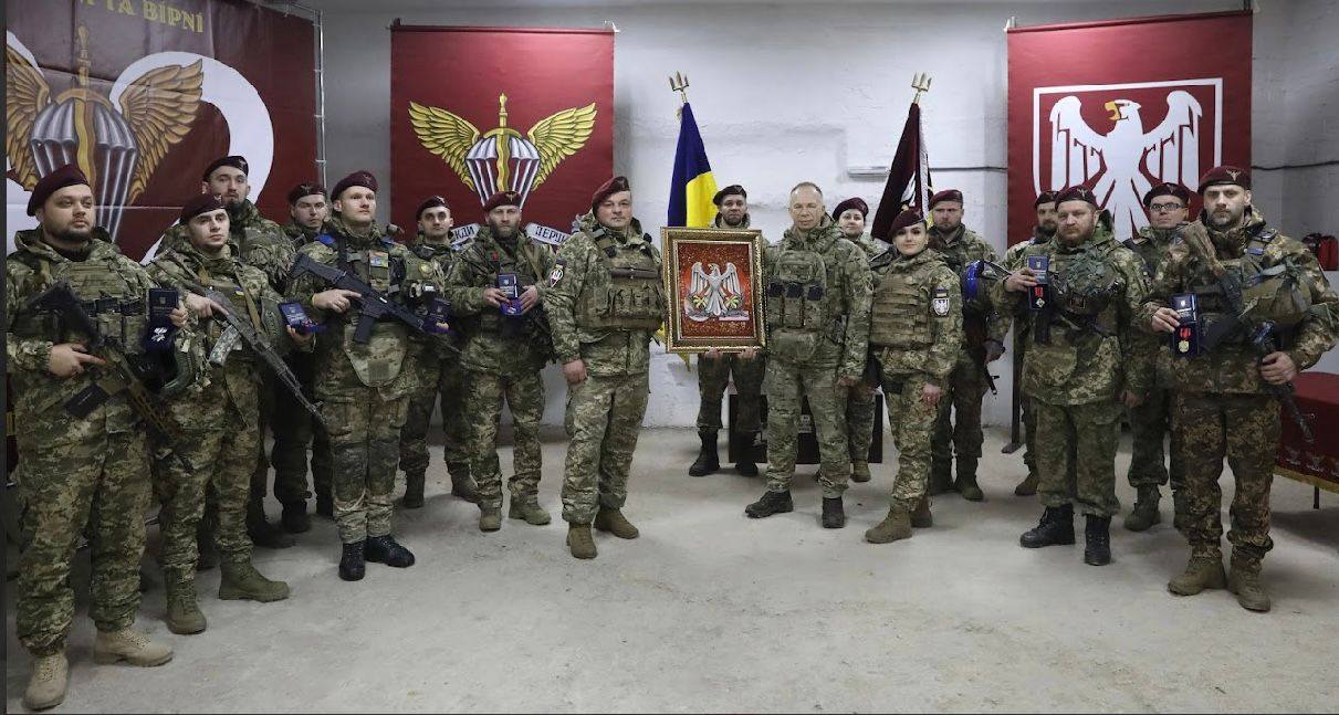 Головком ЗСУ Олександр Сирський під час нагородження воїнів 82 одшбр за Курську операцію