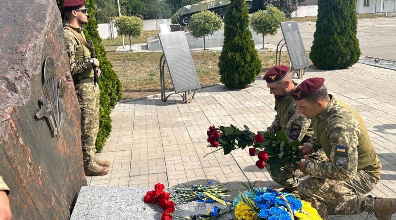 На Дніпропетровщині Січеславські десантники вшанували загиблих у літаку ІЛ-76…
